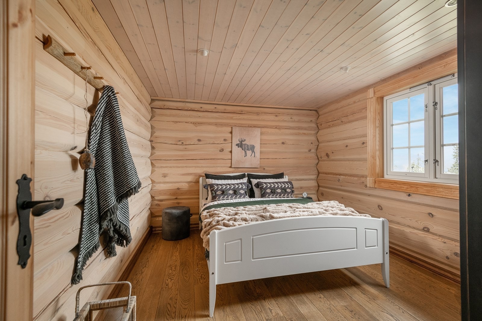 Gjennomført stil med tømmervegger, panel i himling og gulv i eik. Galleribilde