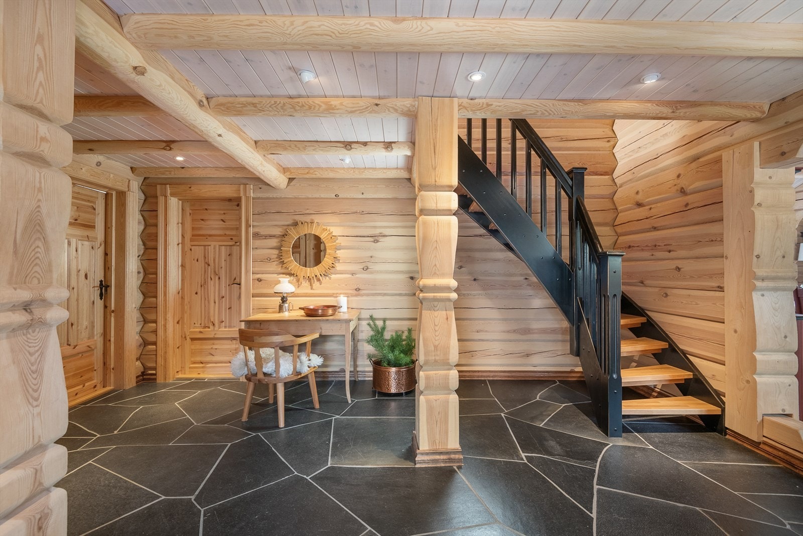 Gangen har slitesterkt og rustikk skifergulv med varmekabler. Her er det adkomst til 2 soverom, bad/wc, vaskerom og inn til stue/kjøken. Galleribilde