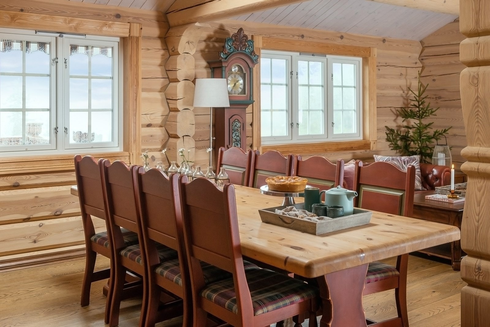 Å samles til felles og lange måltider rundt langbordet på hytta er noe alle setter pris på. Her er det muligheter til å dekke til mange. Galleribilde