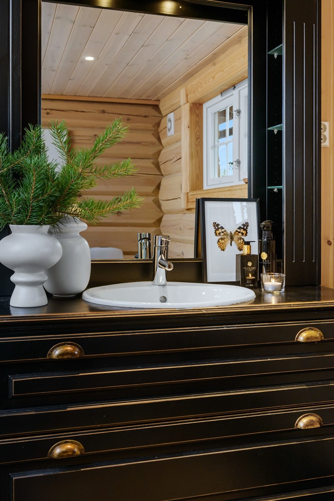 Snekkerlaget innredning fra Kistefoss, i heltre, malt utførelse. Skuffer for oppbevaring. Galleribilde