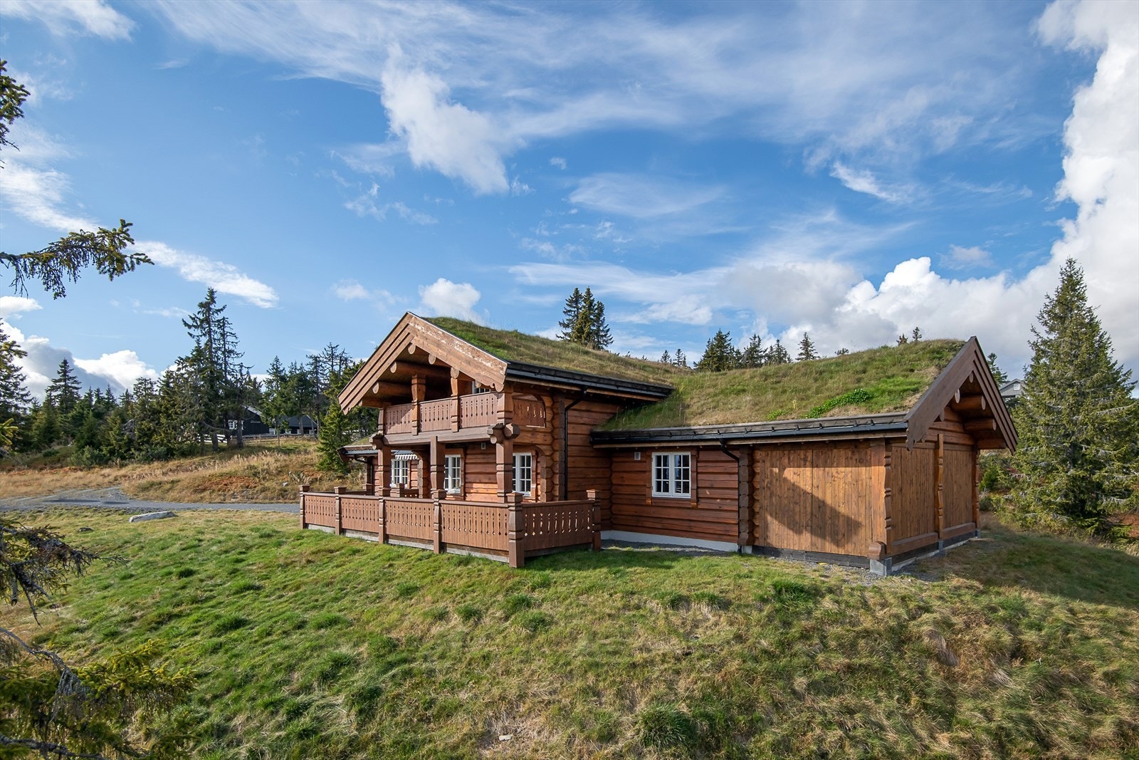 Stor, meget flott laftet hytte som ligger i attraktive omgivelser på Sjusjøen. Galleribilde