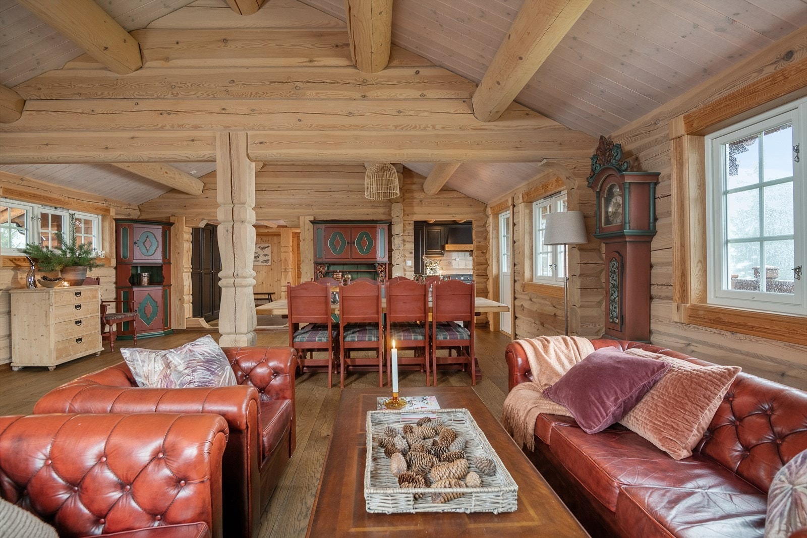 Gode møbleringsmuligheter. I denne hytta er det plass til mange. Galleribilde