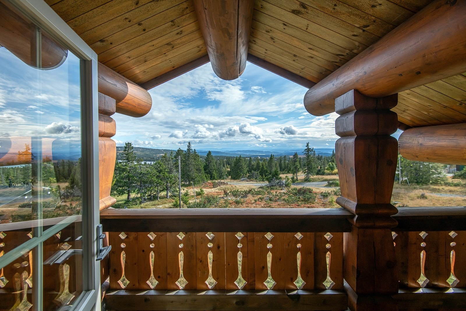Herlig utsikt fra balkongen i loftsetasjen. Galleribilde