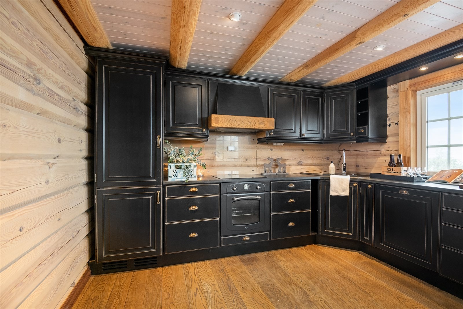 Integrerte hvitevarer. Godt med skapplass. Galleribilde