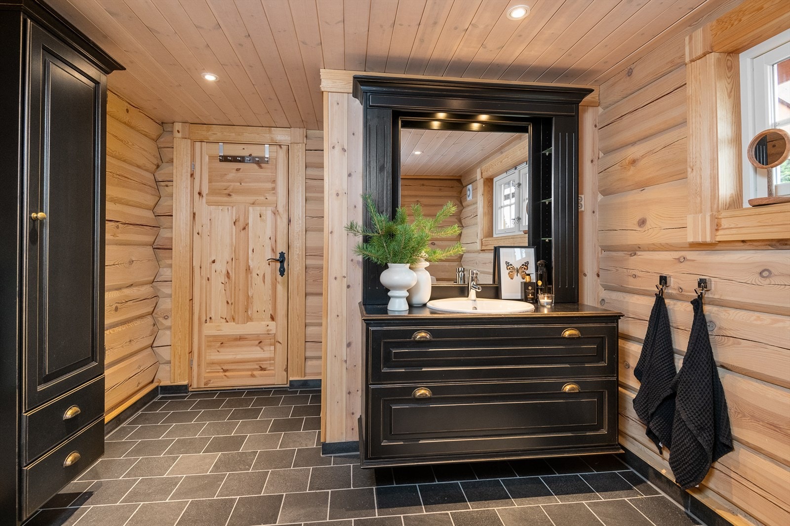 Godt med skap-og oppbevaring på badet. Galleribilde