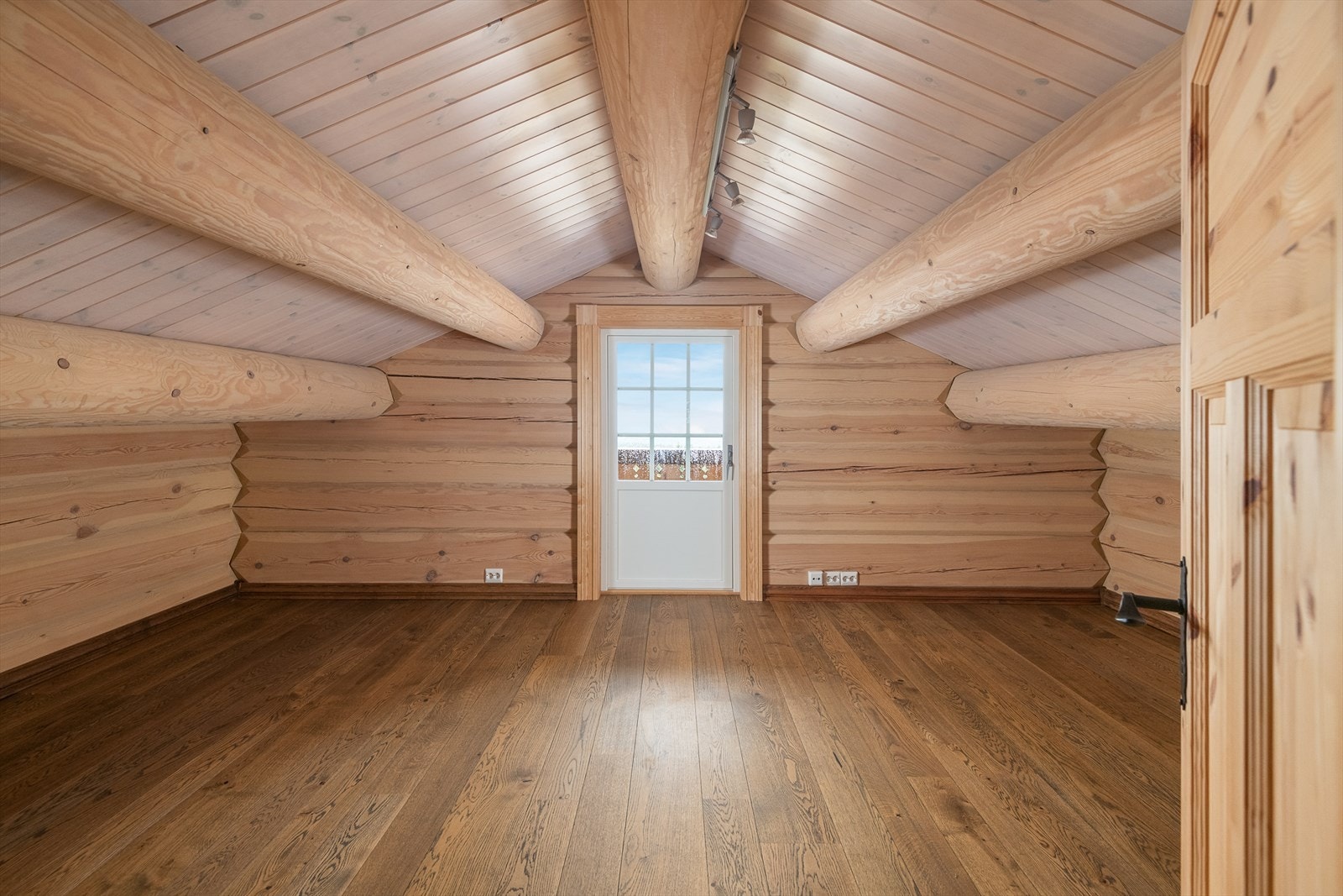 Soverom/evt loftstue på hems. Utgang til solrik balkong med flott utsikt! Galleribilde