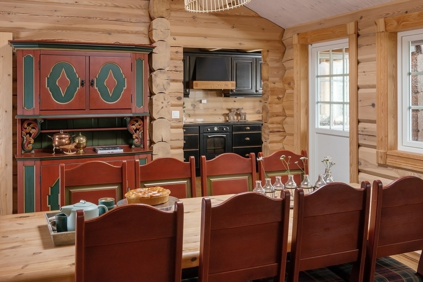 Kjøkkenet ligger delvis åpent mot spiseplassen. Dør ut til romslig og delvis overbygget terrasse. Galleribilde