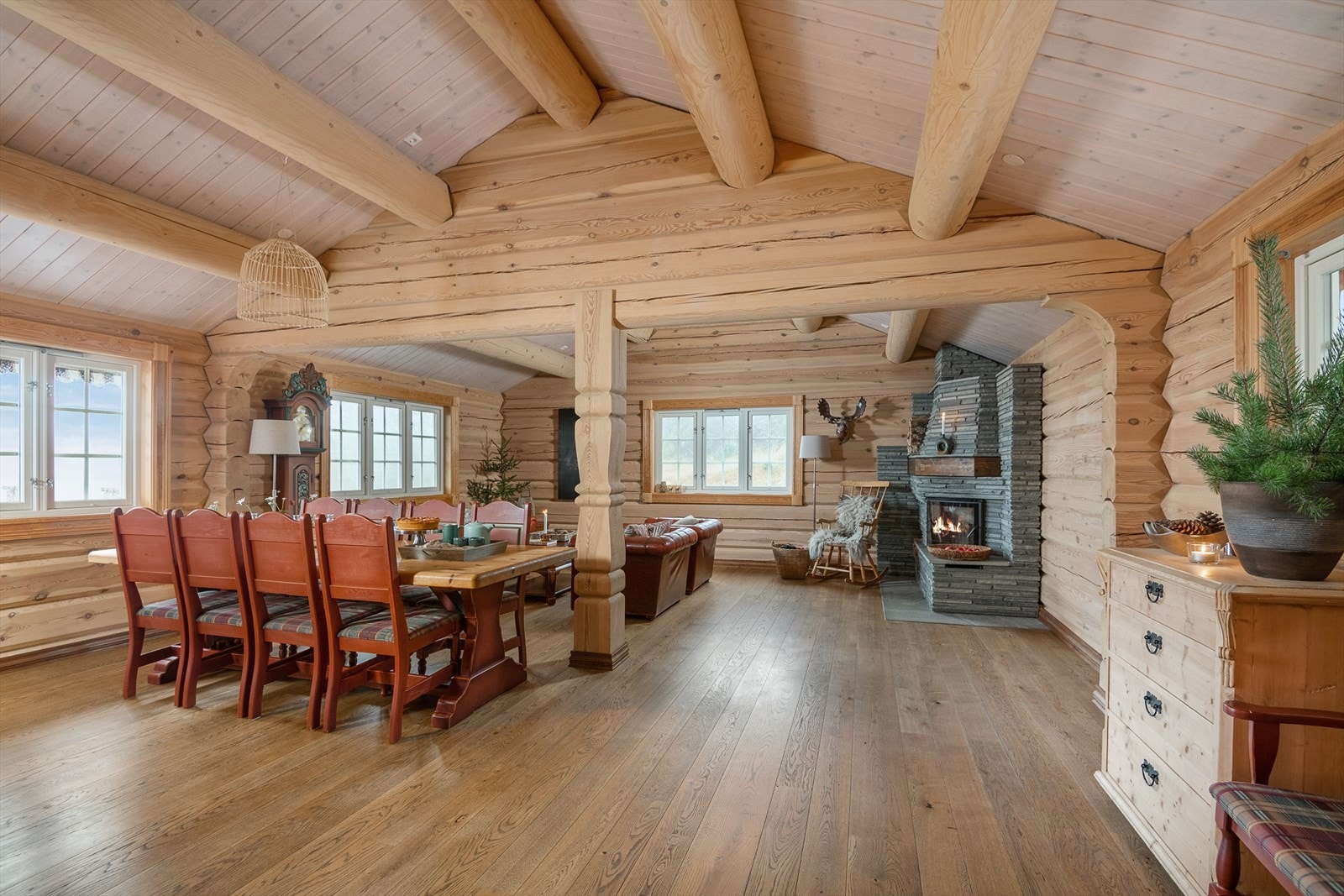 Hytta har et stort og hyggelig oppholdsrom det det er det god plass til både langbordet og salongen. Galleribilde