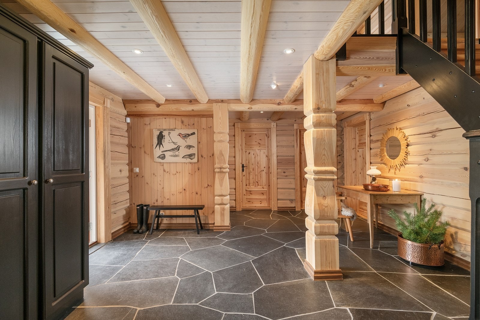 Det er rikelig med plass til å hegne fra seg yttertøy og utstyr i gangen. Plass til garderobeskap. Galleribilde