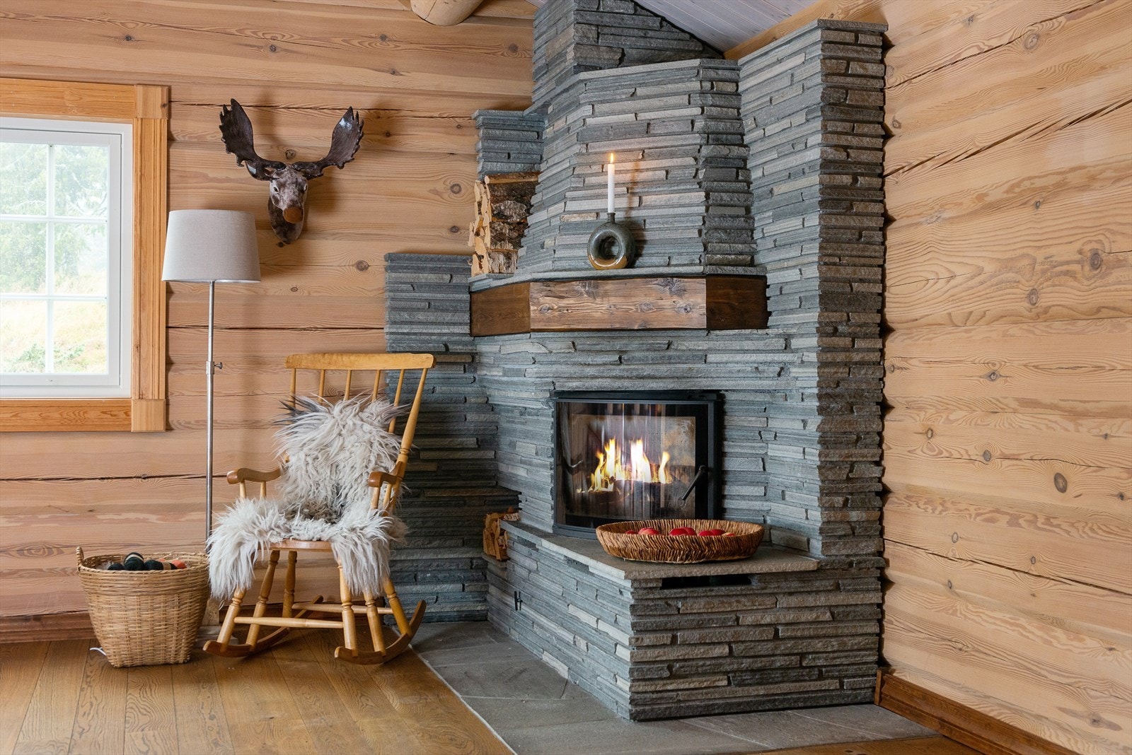En stor og flott peis kler rommet. Gir god varme og skaper hyggelig stemning. Galleribilde