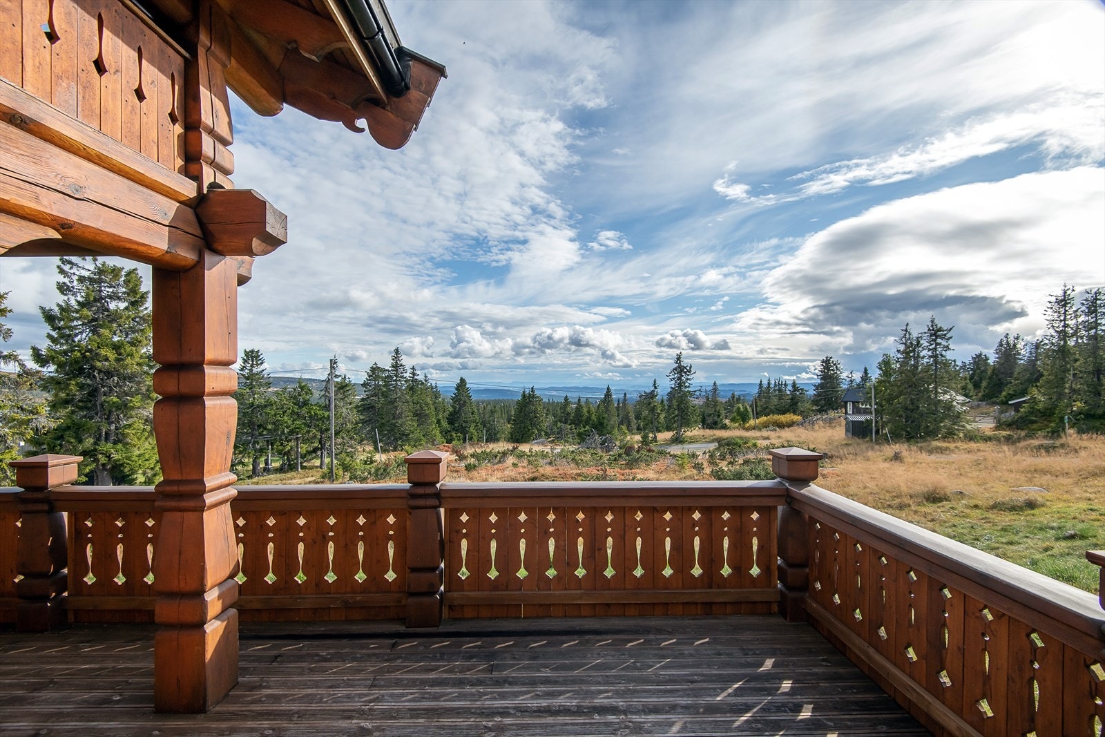 Romslig, delvis overbygget terrasse rundt hytta. Flotte omgivelser. Galleribilde