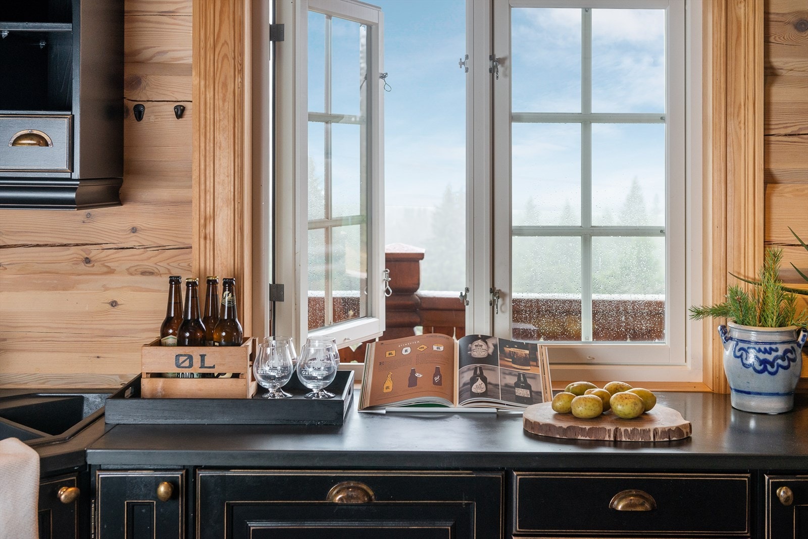 Koselig med vindu over kjøkkenbenken. Det gir fint lys inn og en kan nyte omgivelsene utenfor mens maten tilberedes. Galleribilde