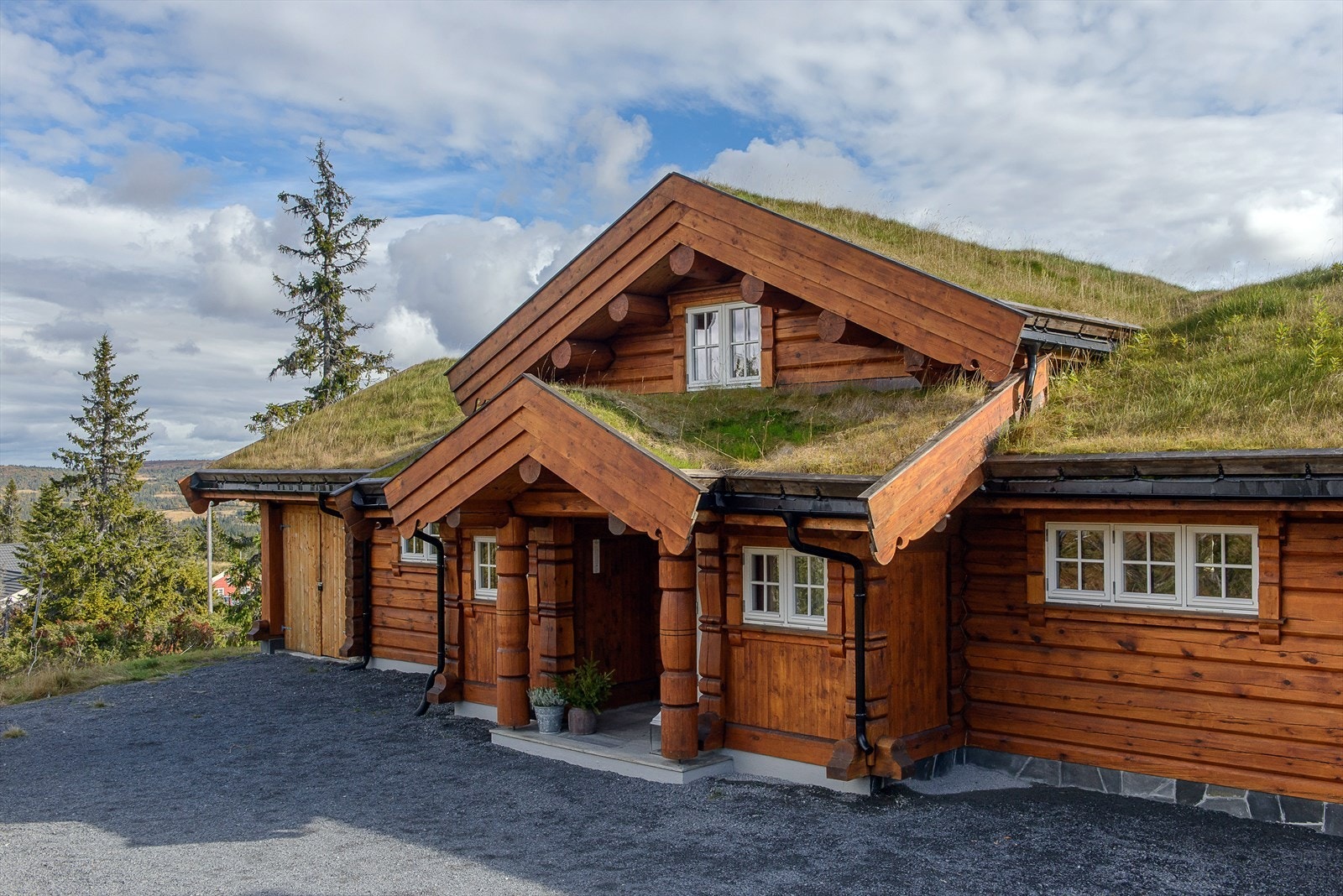 Velkommen inn! Ved inngangspartiet er det en sportsbod. I tillegg er det en bod til på hjørnet av hytta. Galleribilde