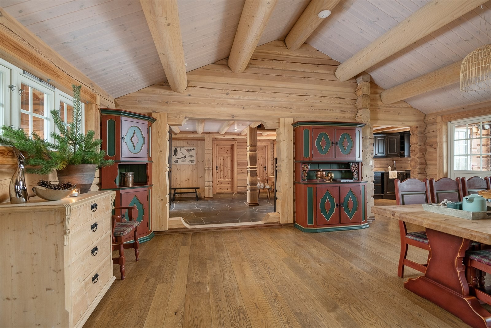 God takhøyde og rikelig med naturlig lys inn gjennom vinduer gjør rommet lyst og tiltalende. Galleribilde