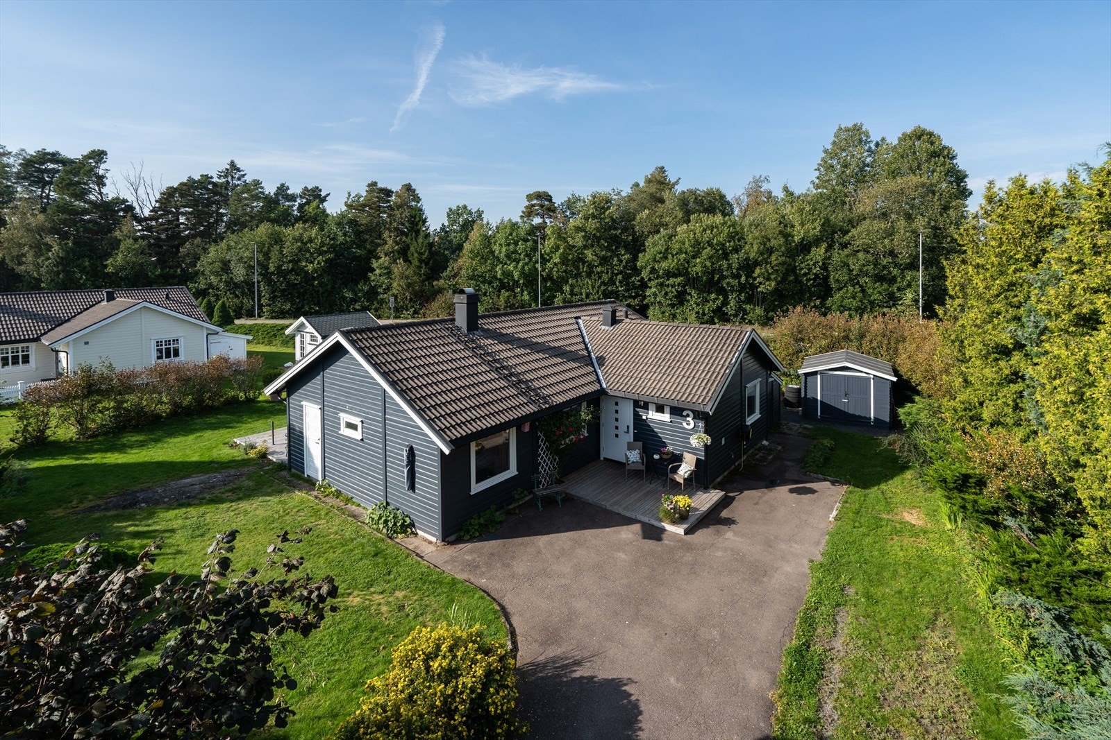 Parkering til flere biler på tomten. Galleribilde