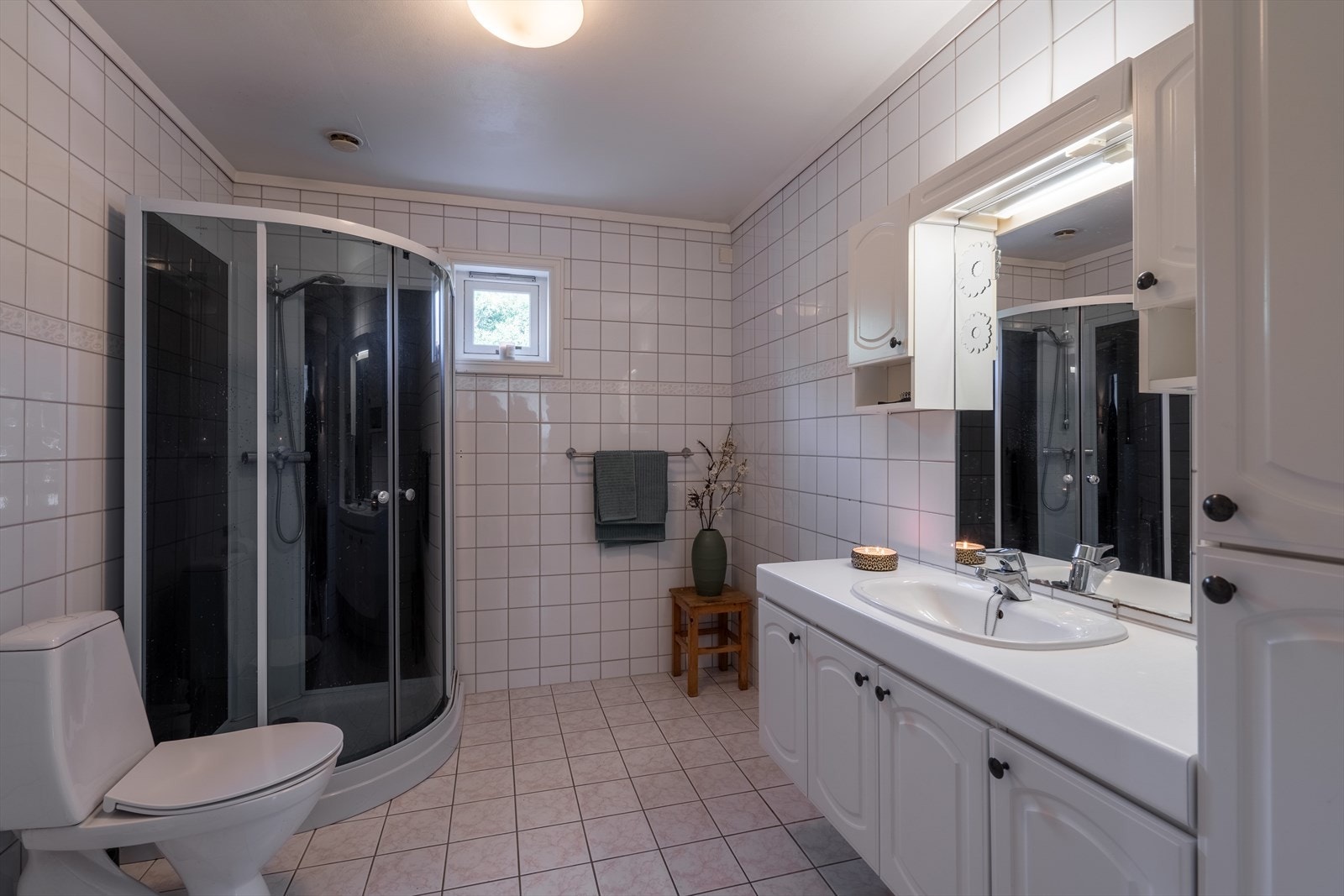 Dusjkabinett på badetet sparer vegger og gulv for vannslitasje. Galleribilde