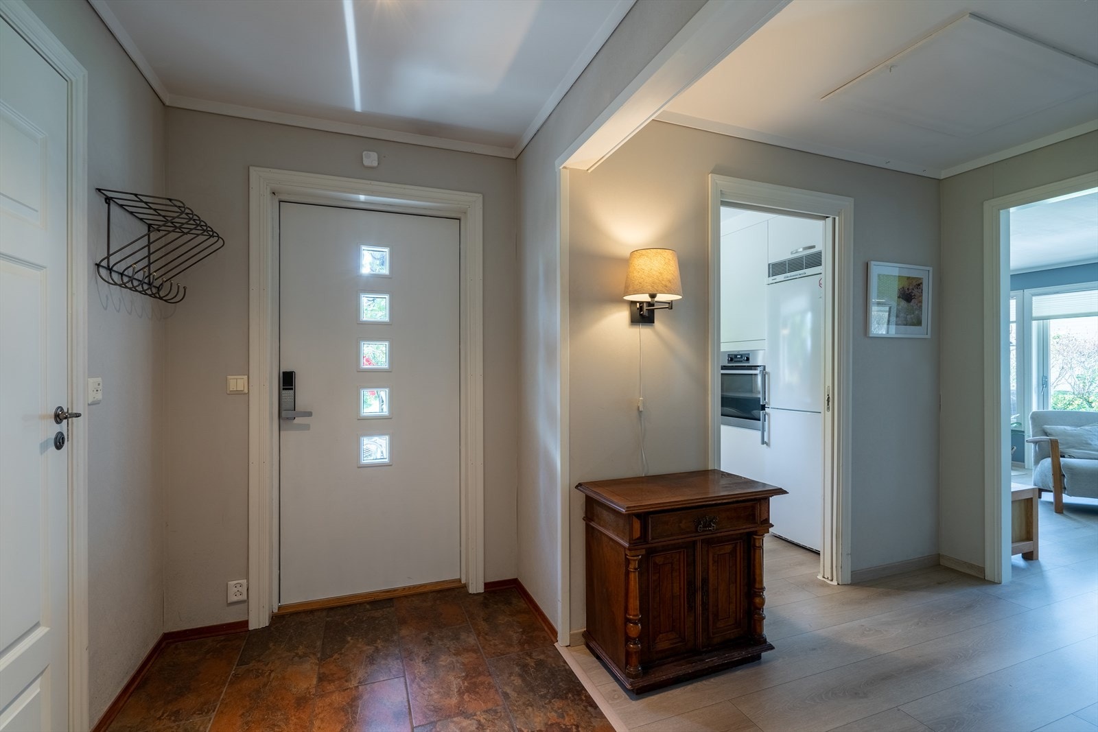 Åpen og hyggelig atmosfære når du kommer inn. Galleribilde