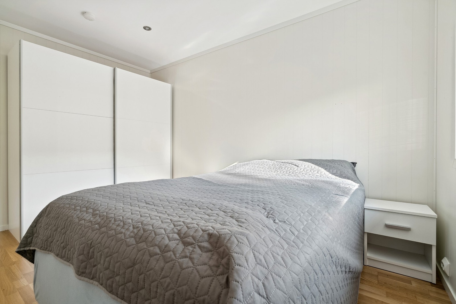 Leiligheten har to soverom - Hovedsoverommet har en praktisk skyvedørsgarderobe og god plass Galleribilde
