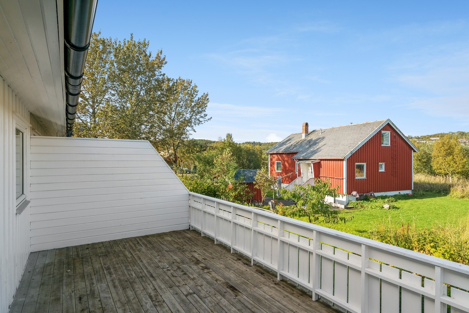 På baksiden finner du terreasse hvor du får med deg både ettermiddags- og kveldssolen Galleribilde