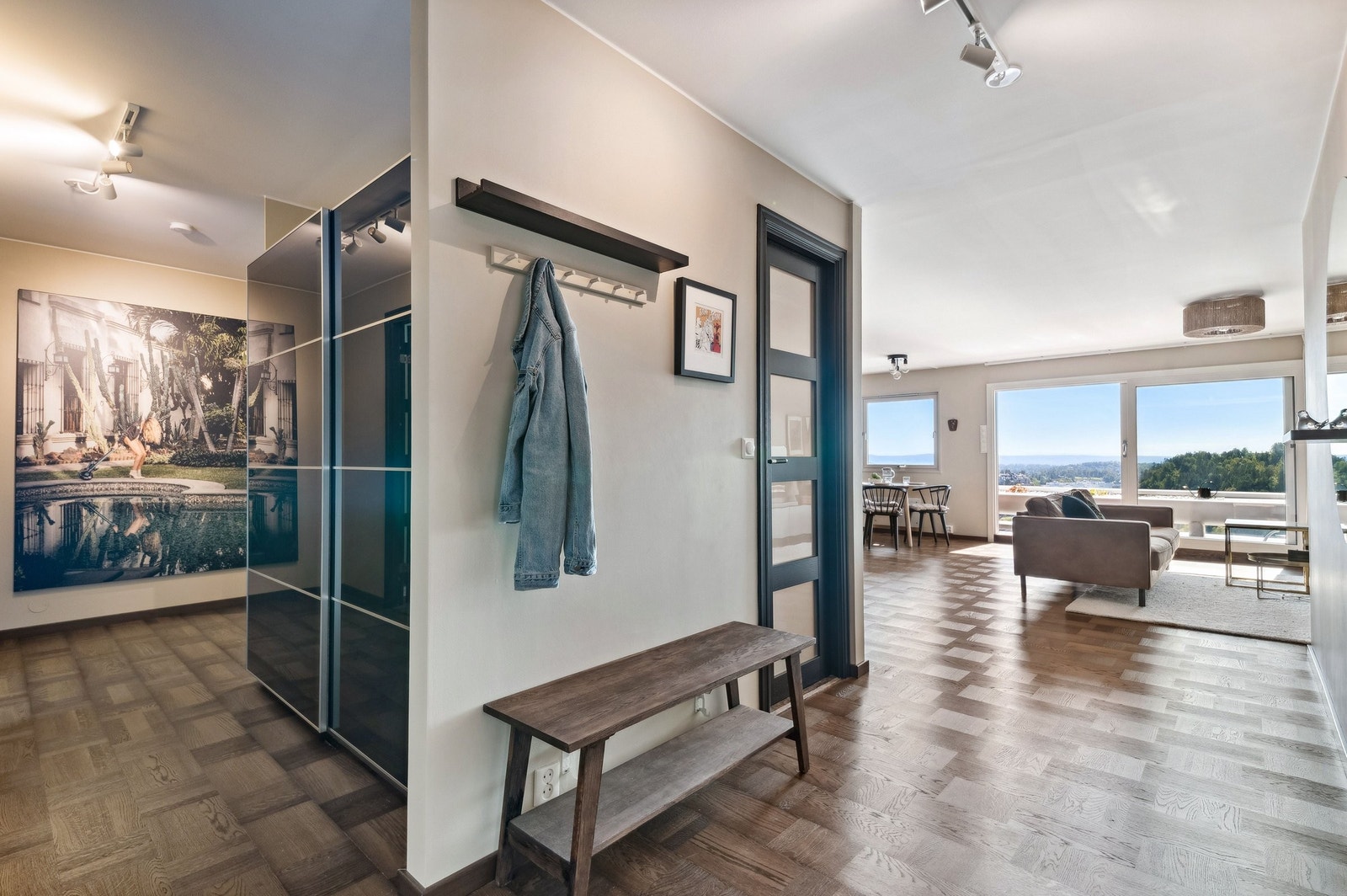 Lys og fin entré/gang med romslig skyvedørsgarde. Det er laget opplegg for vaskemaskin i skyvedørsgarderoben, samt at det er opplegg på badet. Galleribilde