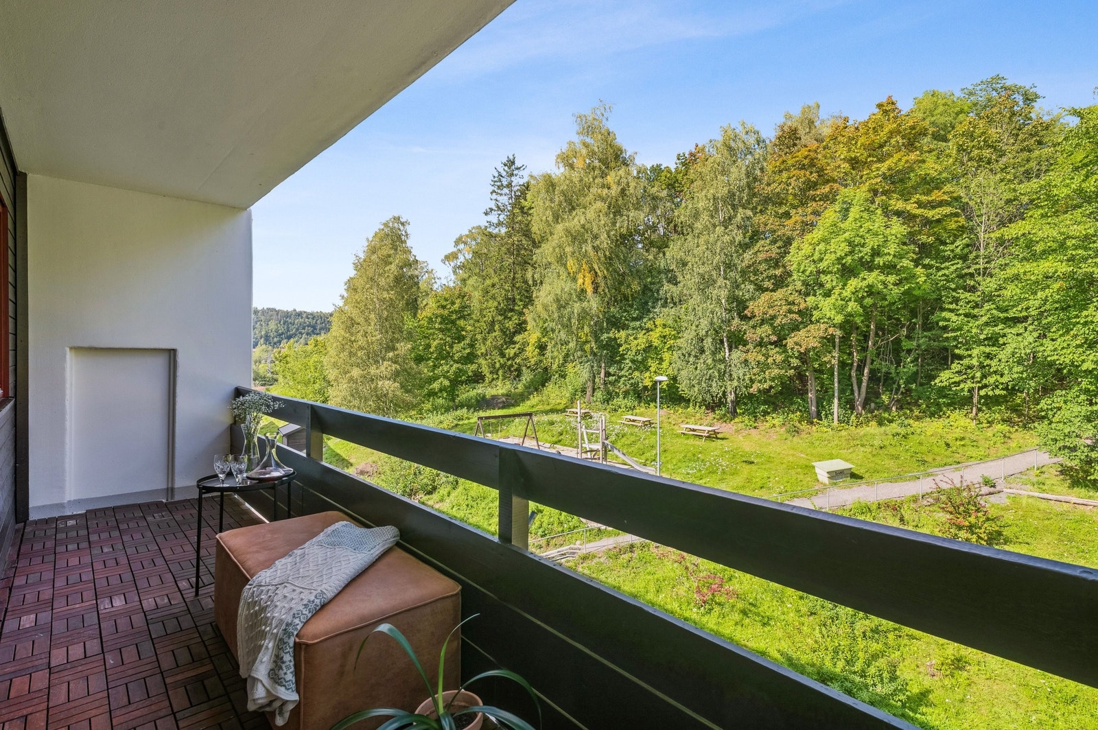 Fra hovedsoverommet har man utgang til overbygget balkong på ca. 9 kvm. God plass til møblement. Utsikt mot skogen. Galleribilde