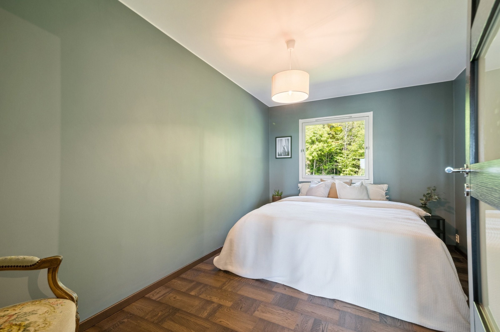Soverom 2 har god plass til dobbeltseng, garderobe og skrivebord Galleribilde