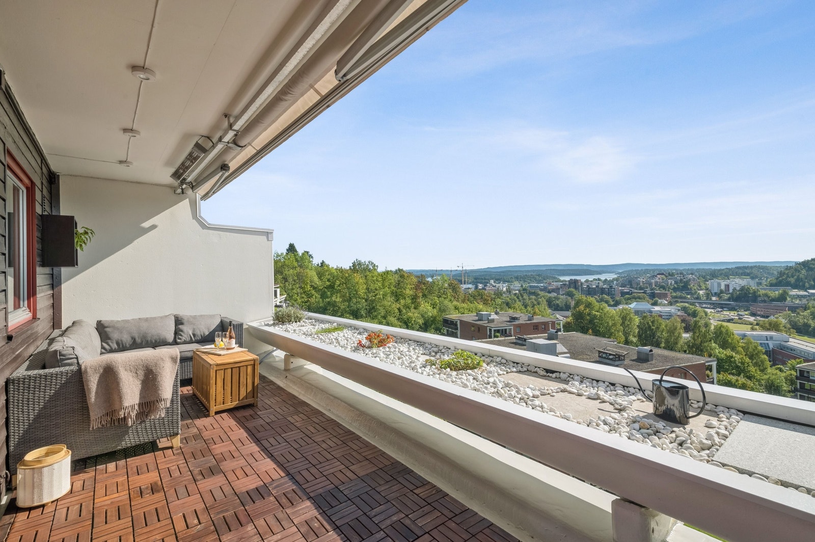 Romslig terrasse med med sol fra morgen til kveld Galleribilde
