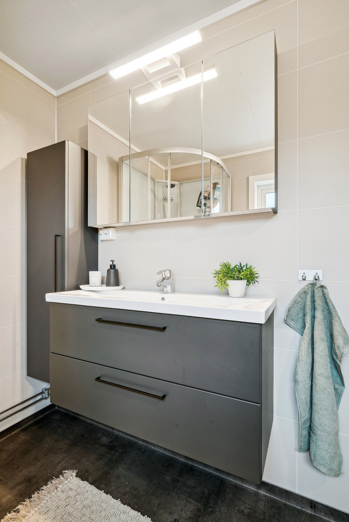 Gode oppbevaringsmuligheter på badet. Galleribilde