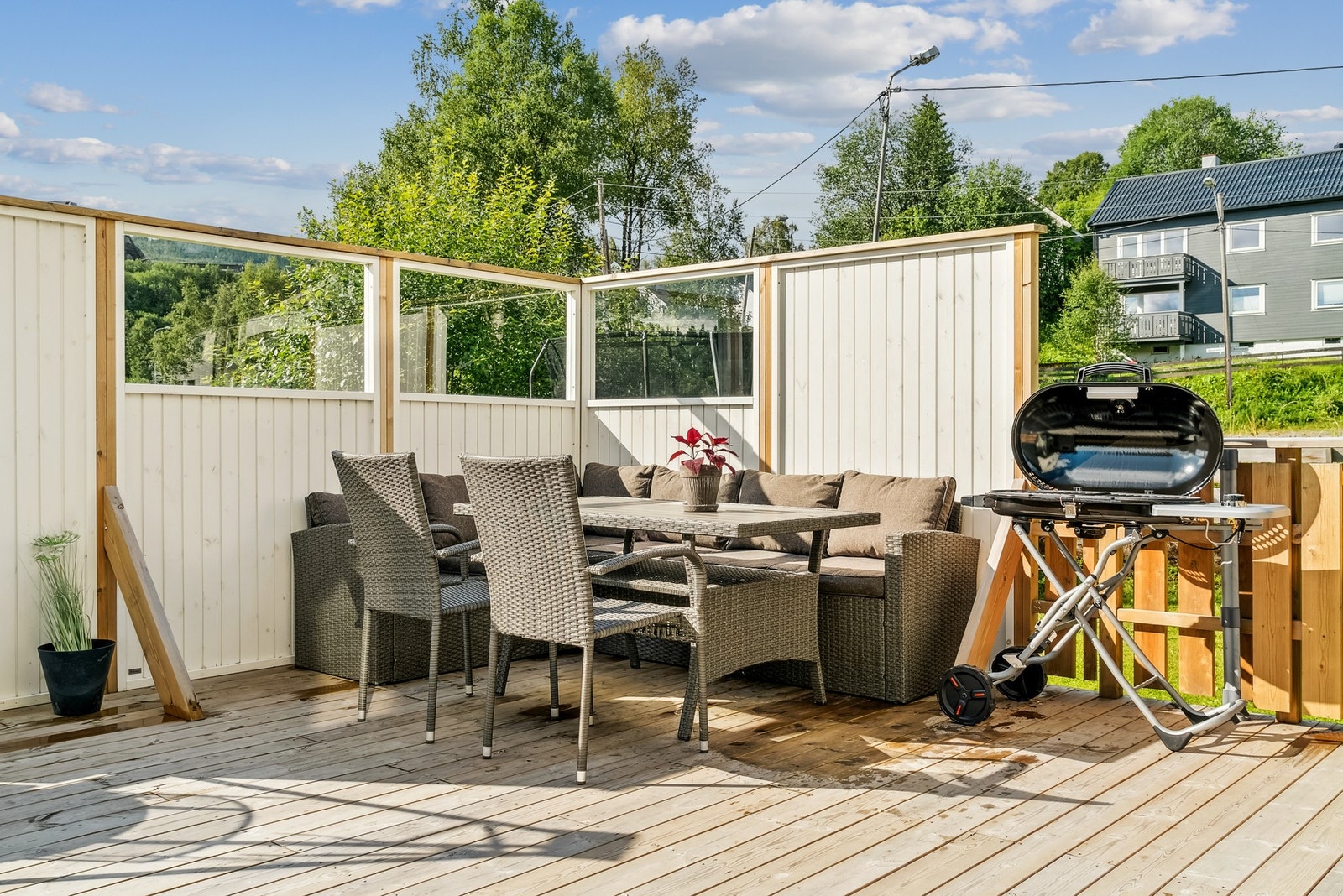 Stor terrasse på ca. 36 m². Her kan man invitere til grilling! Galleribilde