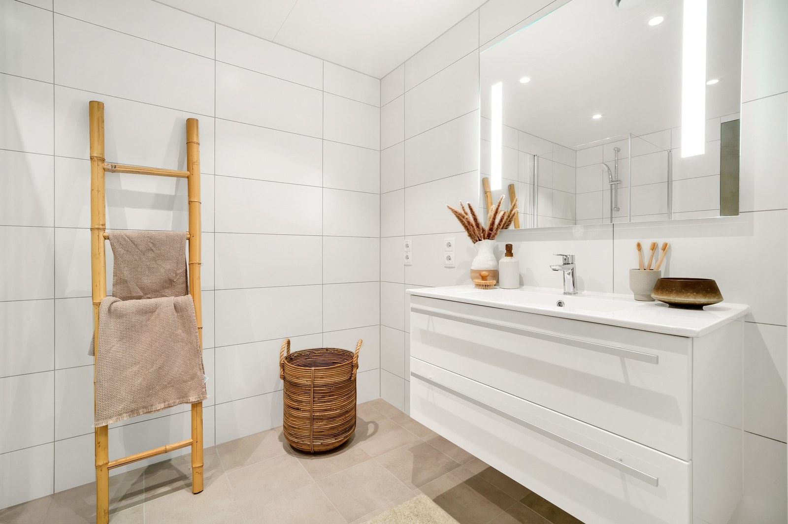 Delikat, flislagt bad med varme i gulv og downlights i himling. Galleribilde