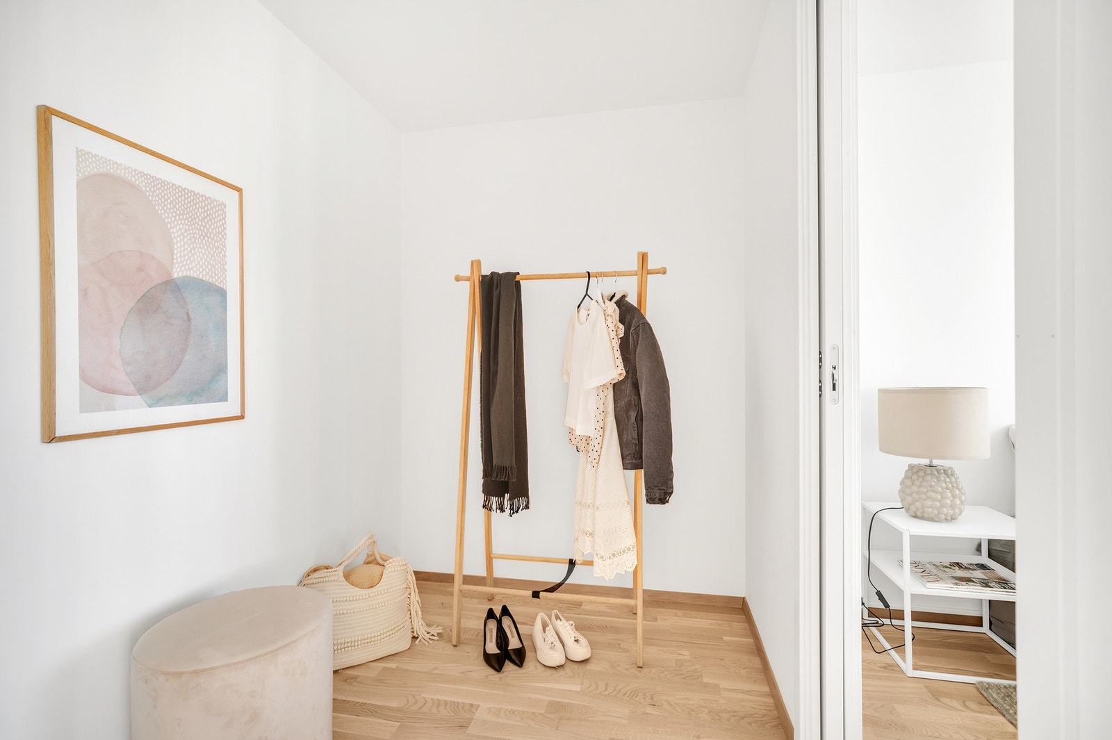 Fra hovedsoverom er det egen inngang til et praktisk omkledningsrom. Galleribilde
