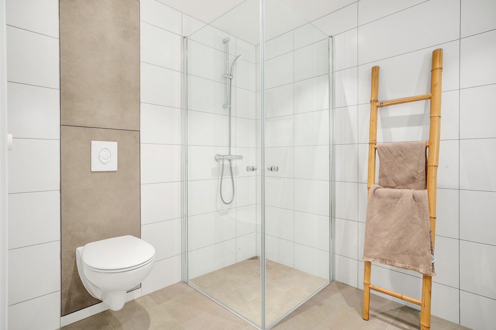 Badet er utstyrt med servant med blandebatteri, dusjarmatur og dusjvegger og vegghengt toalett. Galleribilde