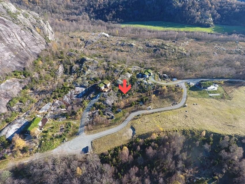 Tomten ligger i et nyere hyttefelt på Hauge i Vadla i Jøsenfjorden. Galleribilde