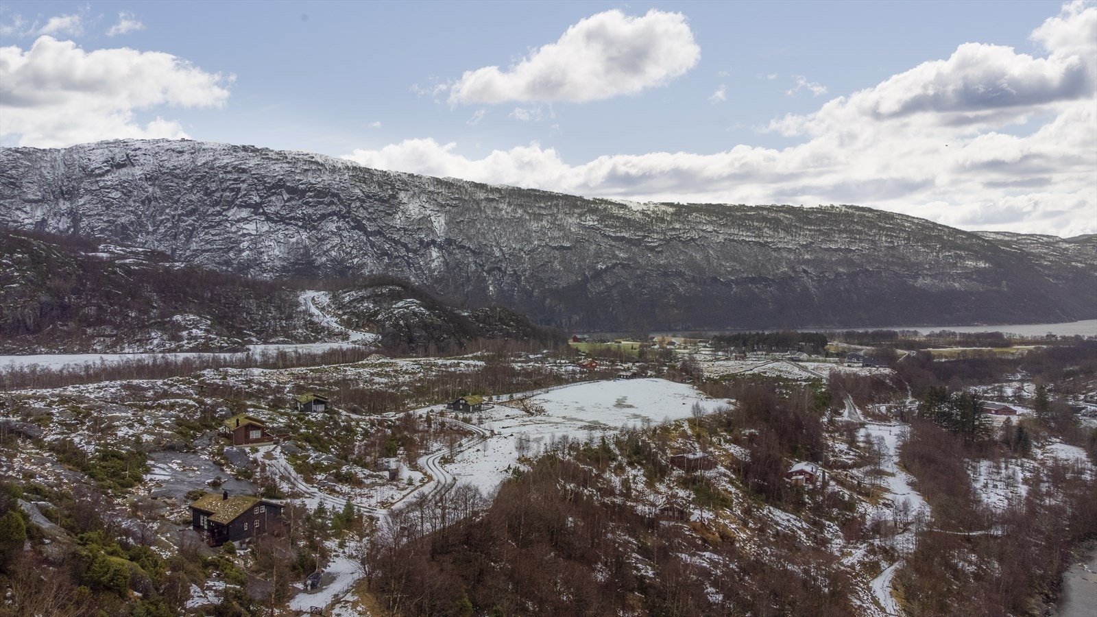 Elven Ulla er en populær fiskeelv som krysser feltet og veien opp til Gullingen. Galleribilde