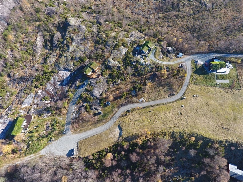 Kort veg til både sjø hvor det er mulighet for båtplass i flotte Jøsenfjorden og kun en liten kjøretur unna Gullingen! Galleribilde