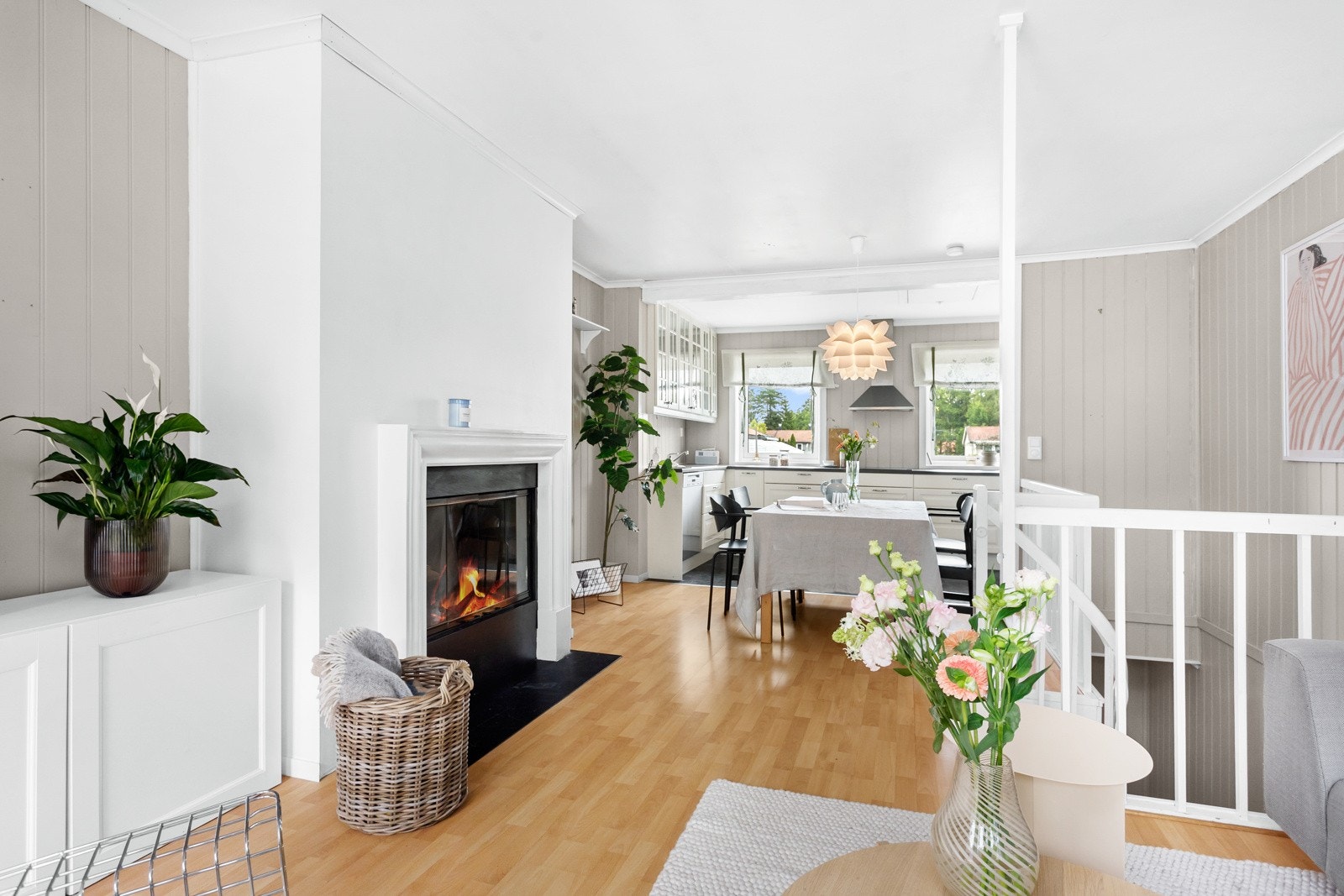 Gjennomgående og lys. Store vindusflater. Galleribilde