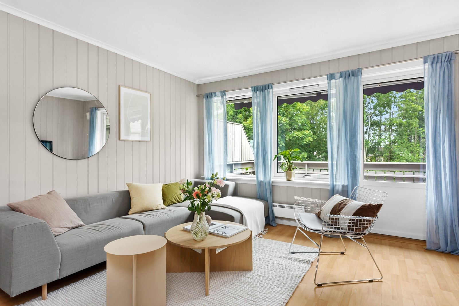 Store vindusflater gir gode lysforhold. Galleribilde