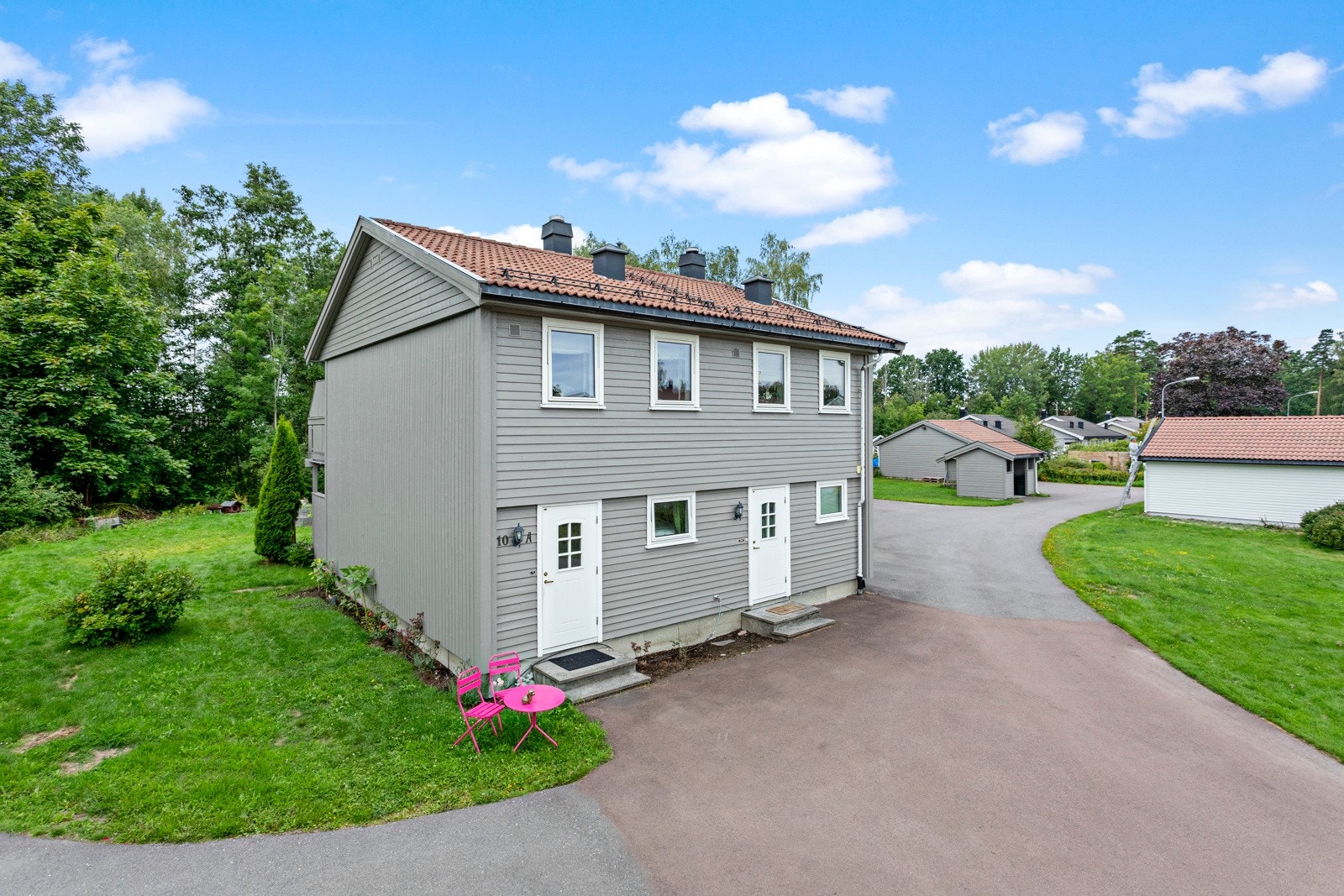 Fasade - flott enderekkehus over to plan. Galleribilde