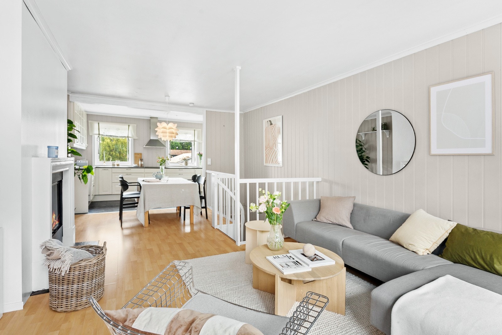 Romslig, gjennomgående stue med flott peisovn. Galleribilde