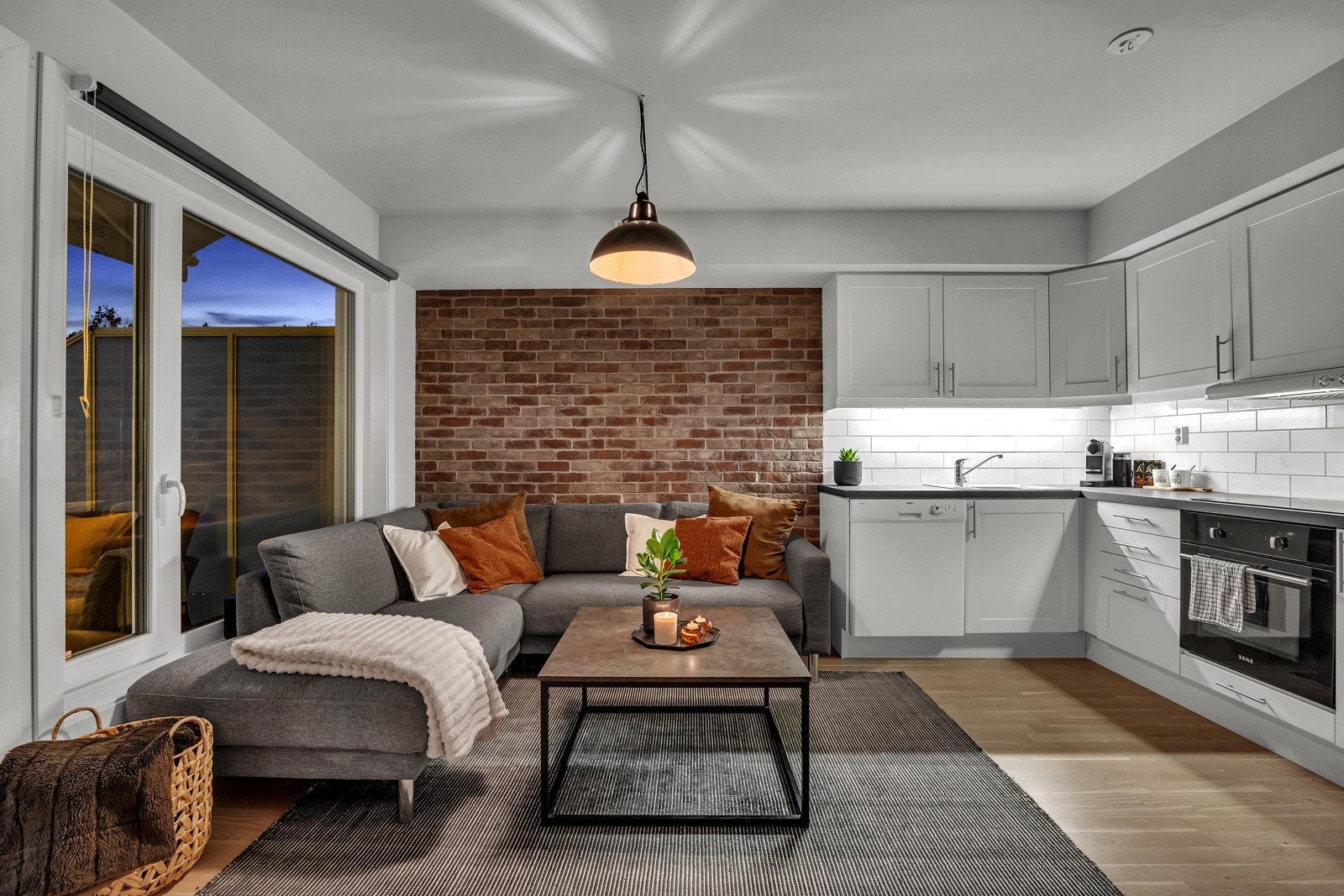 Leiligheten har en gjennomgående god standard med flette vegger og moderne fargevalg. Galleribilde