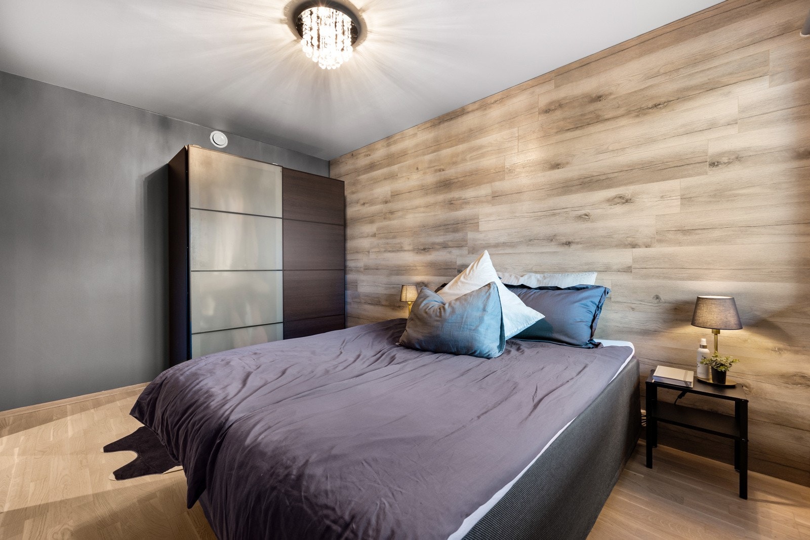 Kontrastveggen sammen med de mørke veggene gir rommet en behagelig og avslappende atmosfære. Galleribilde