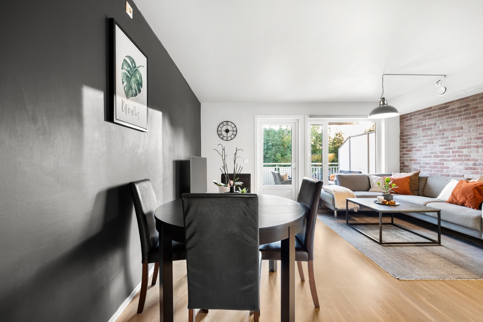 De store vindusflatene gir rikelig med dagslys. Galleribilde