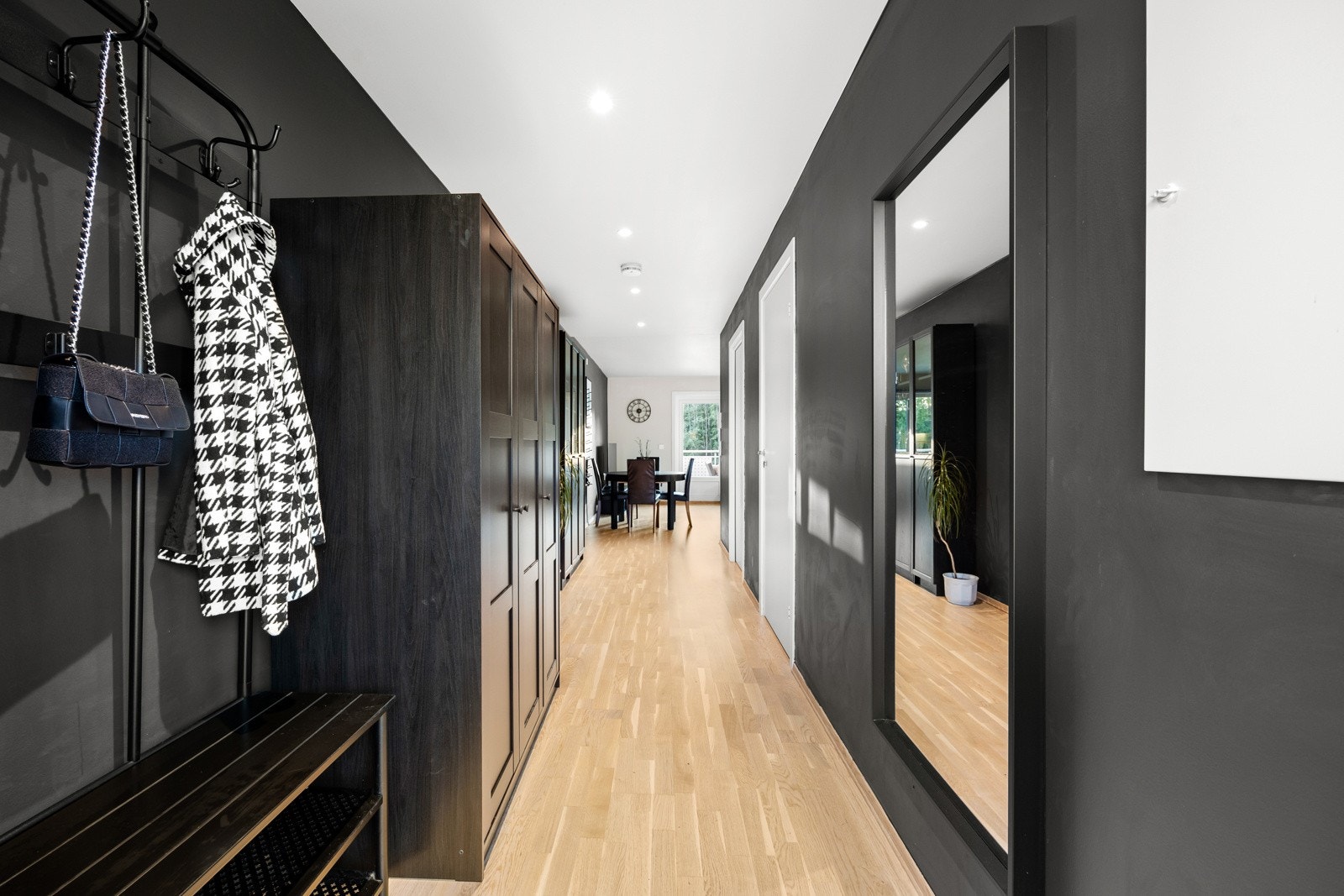 Entréen er malt i samme dempede sorte farge som stuen og gir et gjennomgående pent inntrykk. Galleribilde