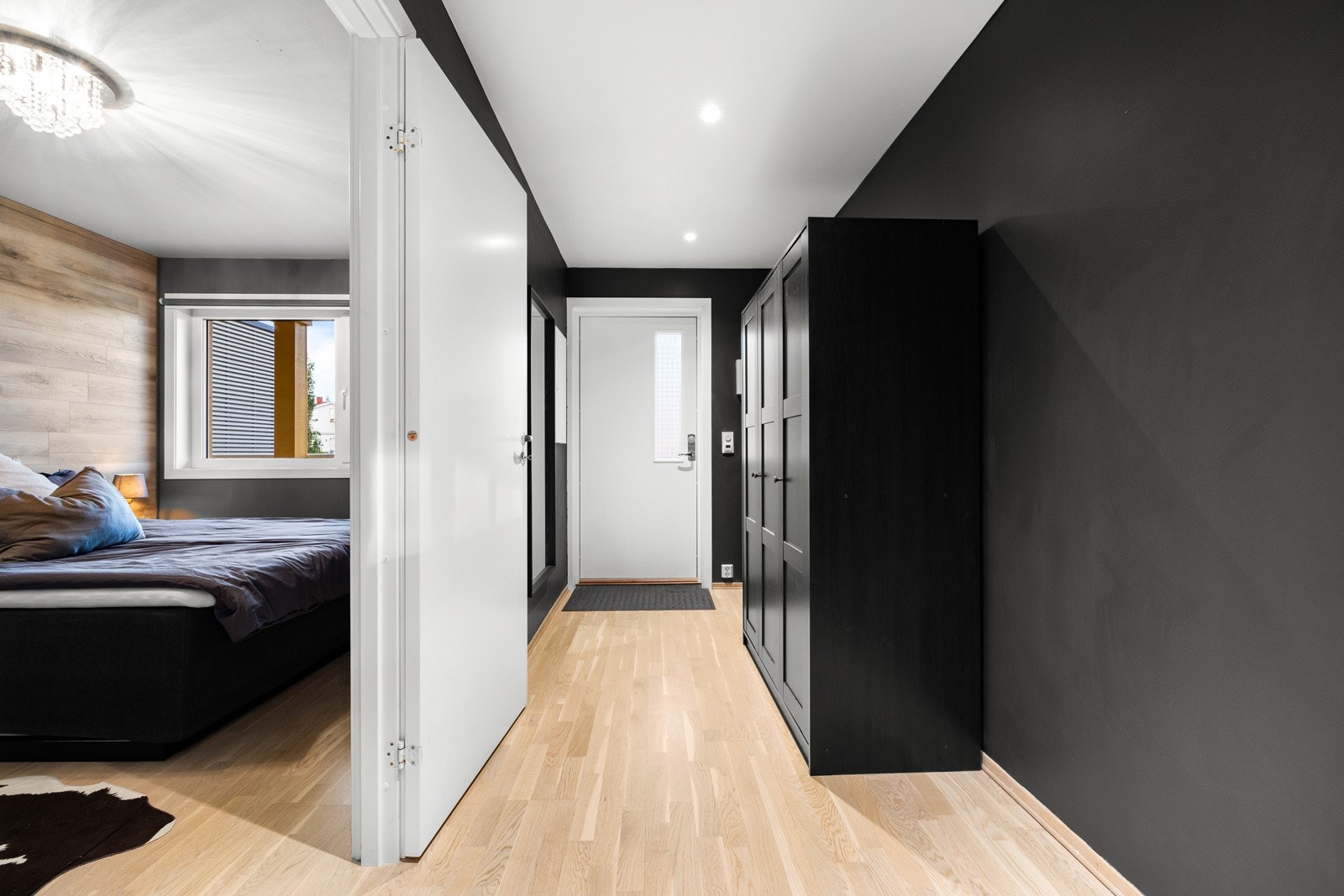 Entréen er romslig og har god plass til garderobe og møblement for oppbevaring av sko og annet yttertøy. Galleribilde