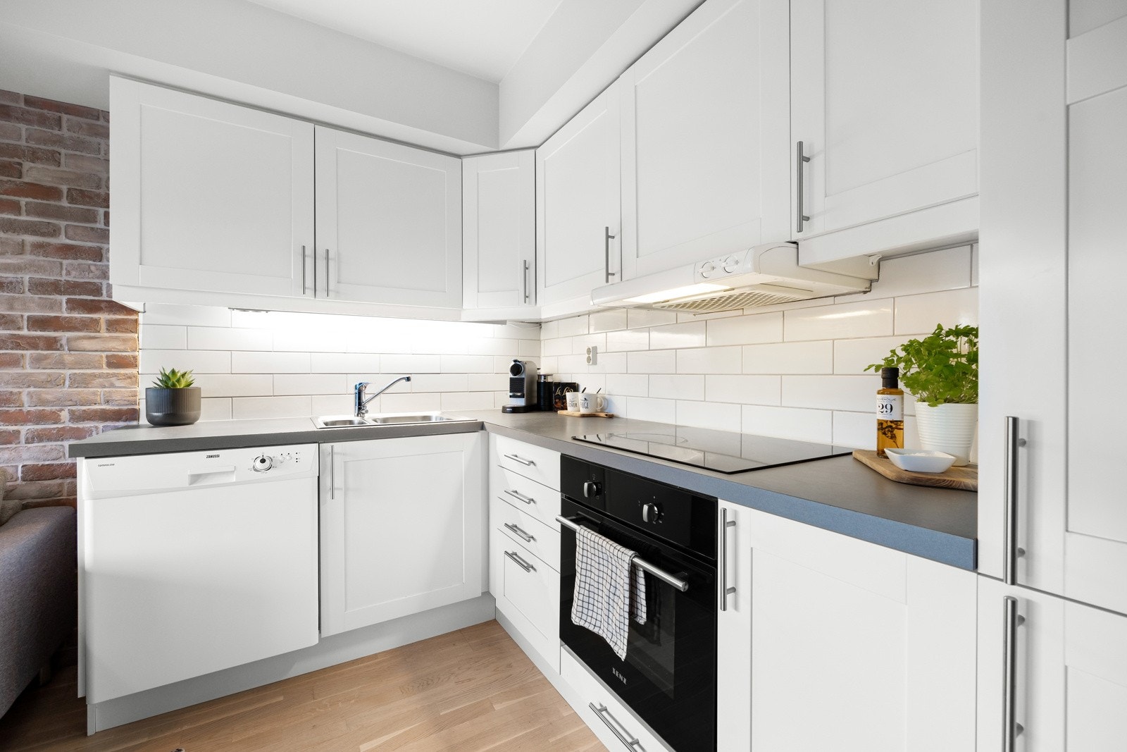 Kjøkkenet er utstyrt med nedfelt oppvaskkum i rustfritt stål med ett-greps armatur og intergrert komfyr med nedfelt keramisk platetopp. Galleribilde