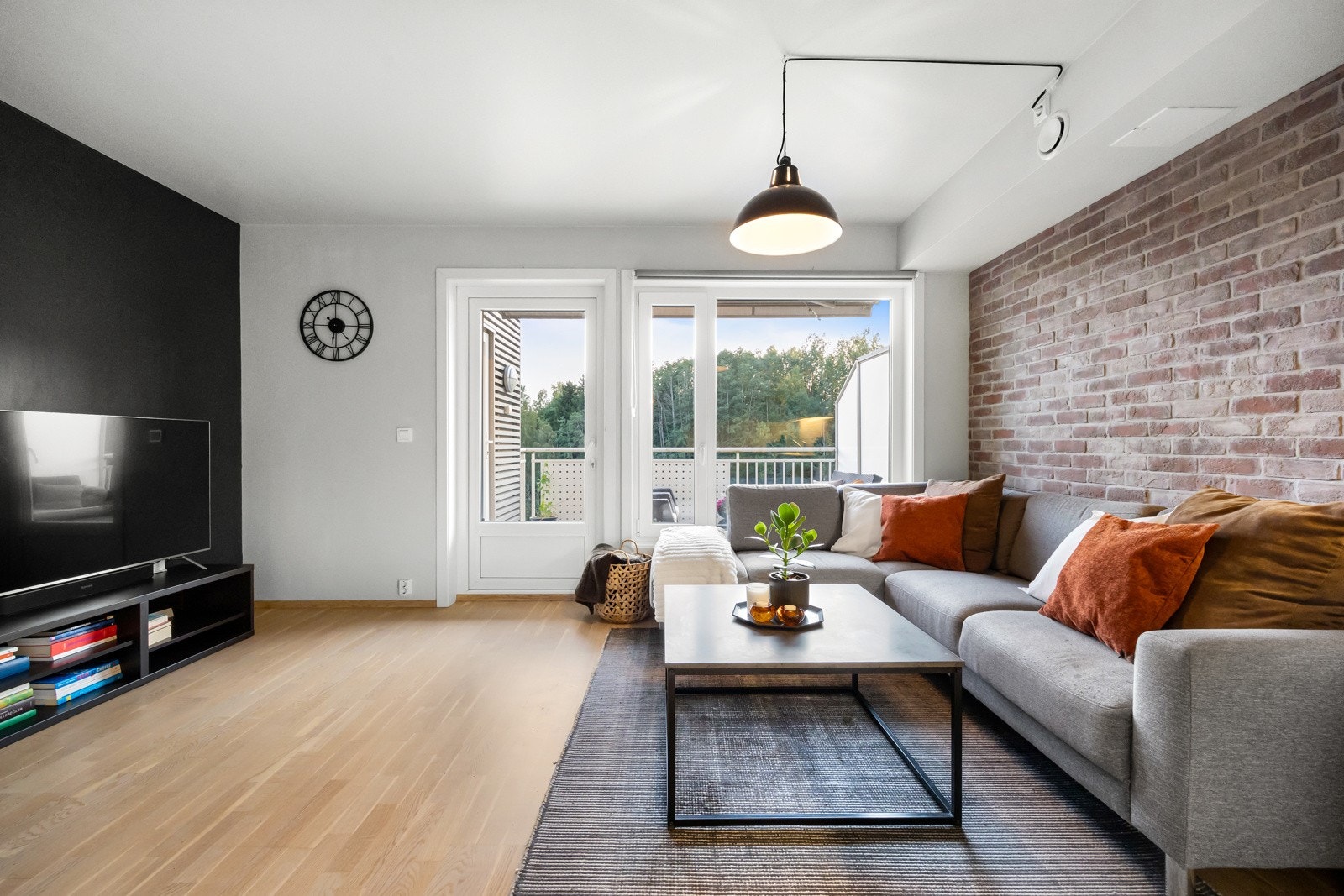 Fra stuen har du direkte adgang til balkongen og sportsboden. Galleribilde