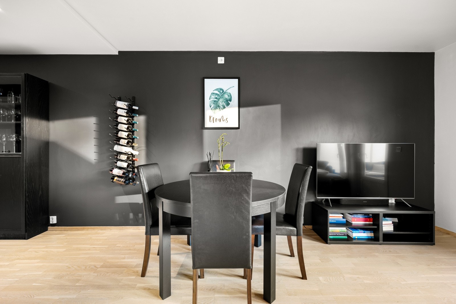 Stuen har slette vegger malt i en moderne dempet sort farge. Galleribilde