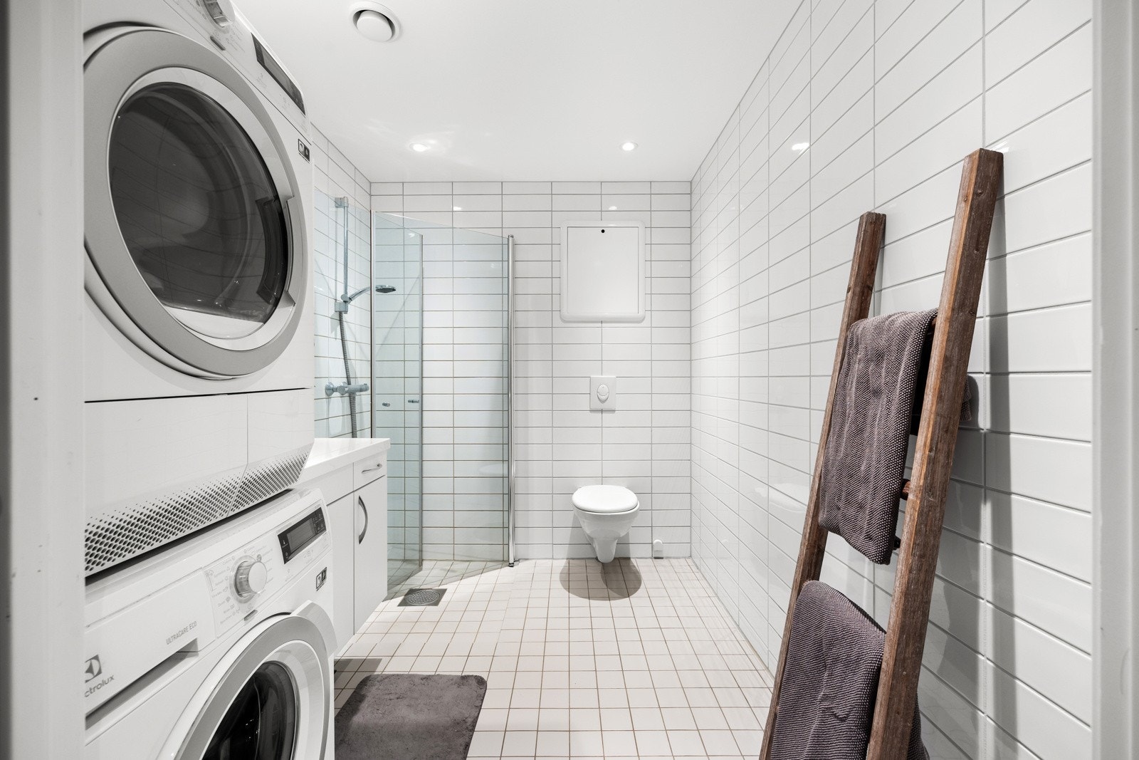 Badet har elektrisk gulvvarme og dusjnisje med innfellbare glassdører. Galleribilde