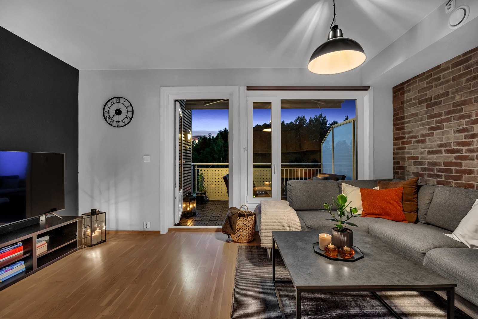 Leiligheten har store vindusflater som gir rikelig med naturlig lysinnslipp. Galleribilde