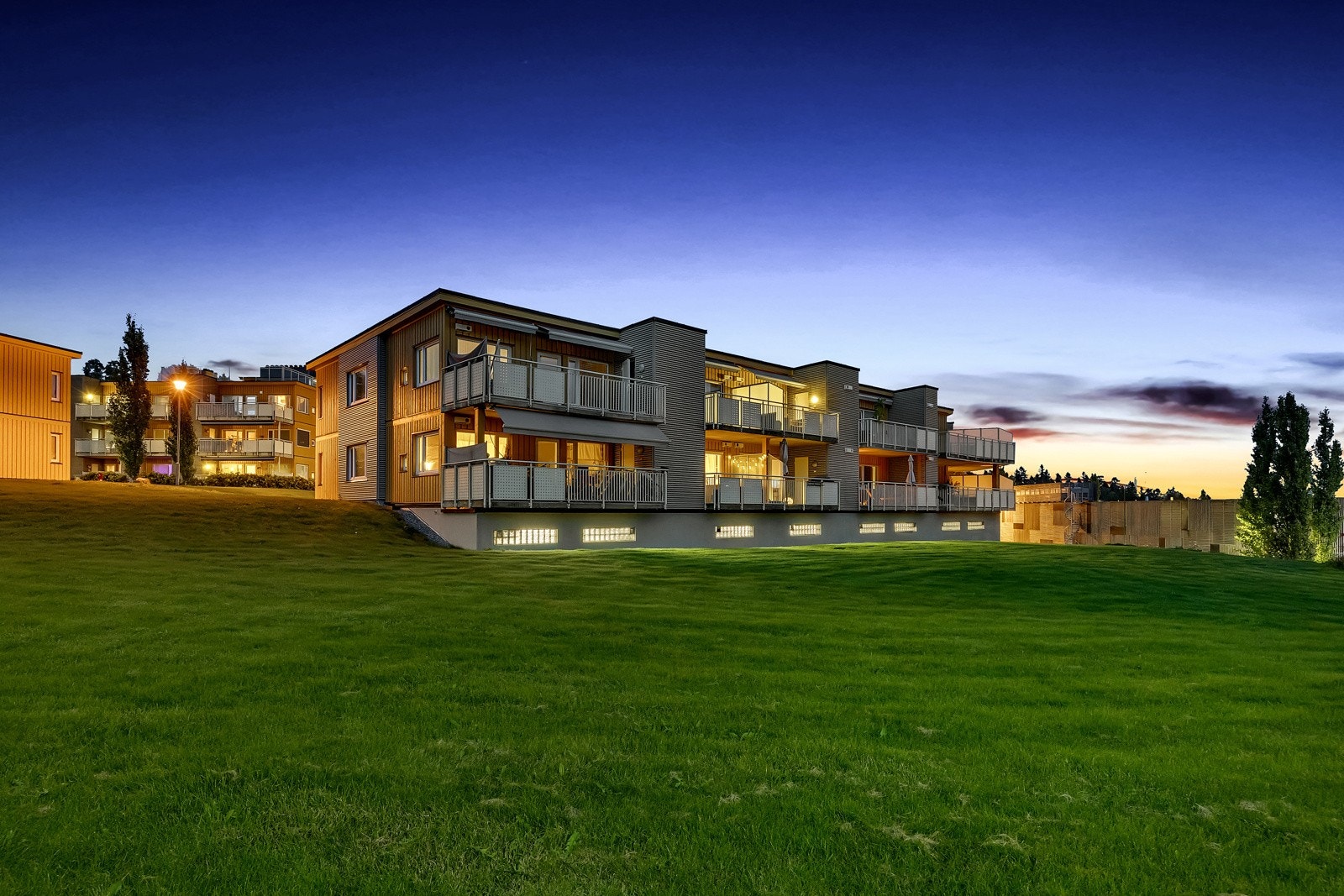 Her har du umiddelbar nærhet til kollektivtransport og ulike servicetilbud. Galleribilde